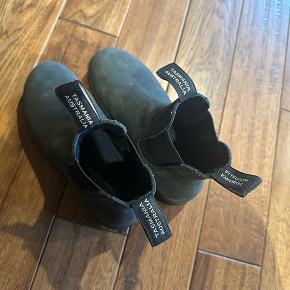 Blundstone rustic black boots.  Size 4.5. - Picture 4 of 4